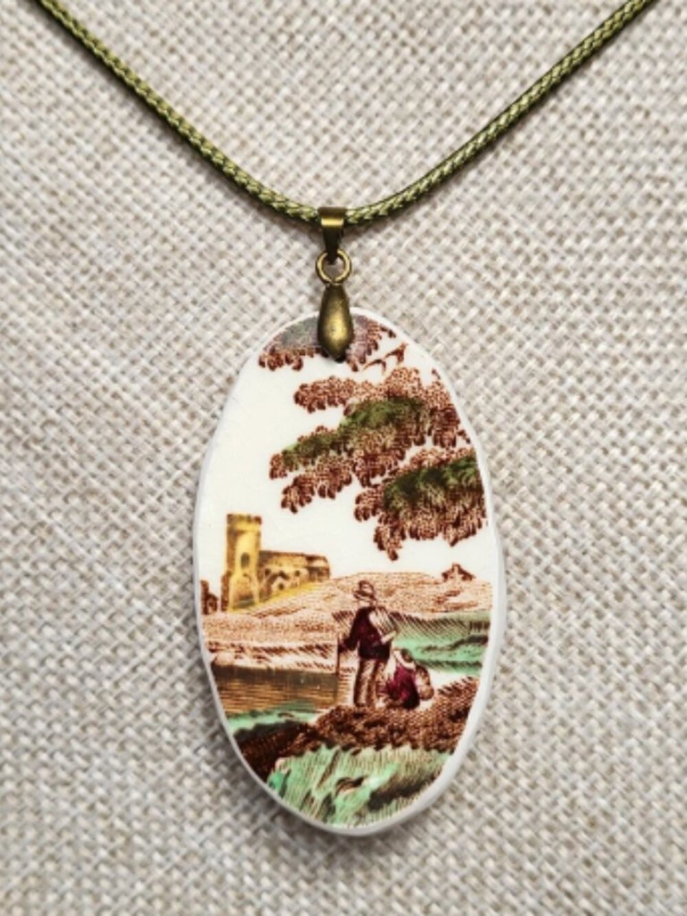 Travelers / Harvesters broken china pendant from 1940s/1950s